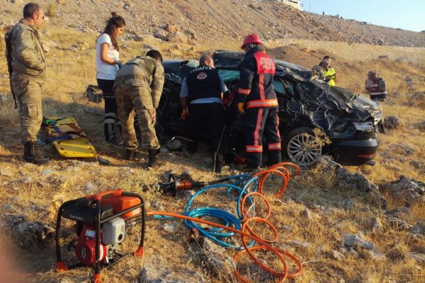 Şarampole yuvarlanan araçtaki 3 kişi yaralandı