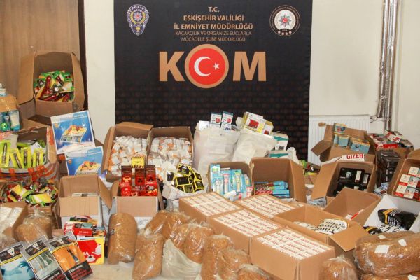 Sarılmış sigaralar, makoronlar ve sigara kağıtları ele geçirildi