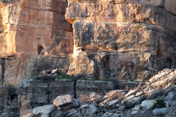 Sarp kayalıklarda dini yapı