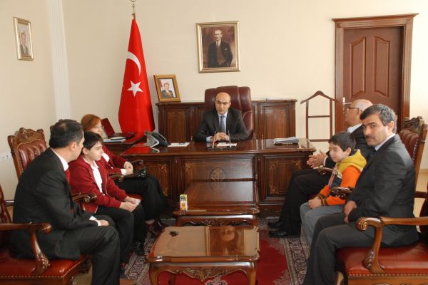 SATRANÇ ŞAMPİYONLARINDAN VALİ DEMİRTAŞ’A ZİYARET