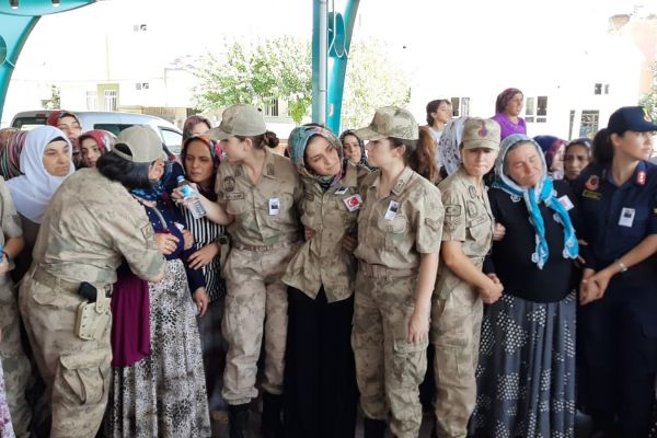 Şehidin eşi, şehit Yanık'ı üniformayla karşıladı