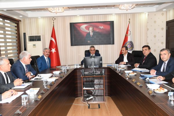 Şehir içi trafik düzenlemesi toplantısı Vali Aykut Pekmez başkanlığında yapıldı