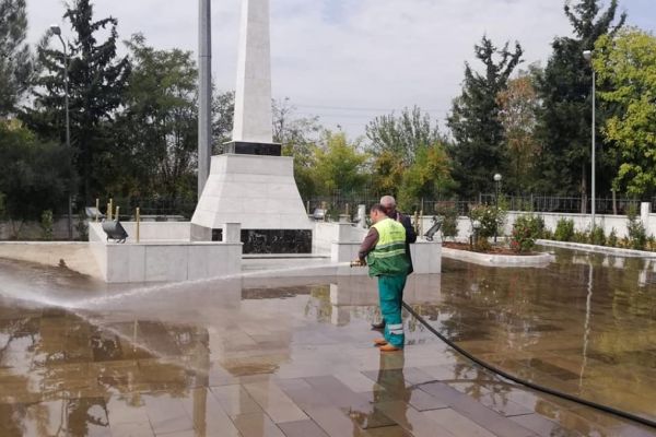 Şehir mezarlığında temizlik çalışması yapıldı