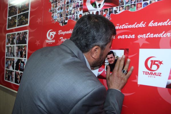 Şehit çocuklarının fotoğrafına yüzünü yaslayıp ağladı
