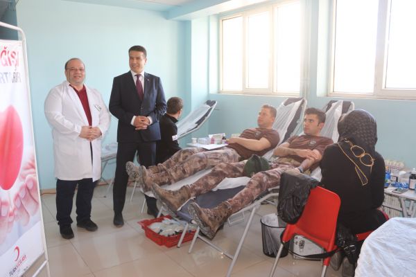 Şehitler için kurbanlar kesilip kan bağışı yapıldı