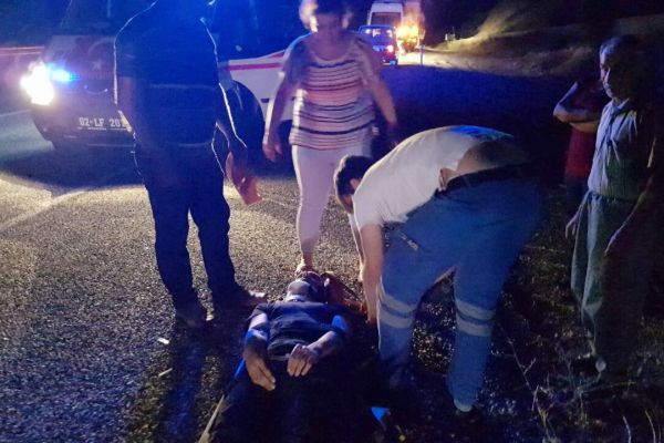 Sepetli motosiklet devrildi: 3 yaralı