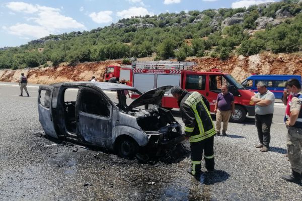 Seyir halindeki araç yanarak küle döndü