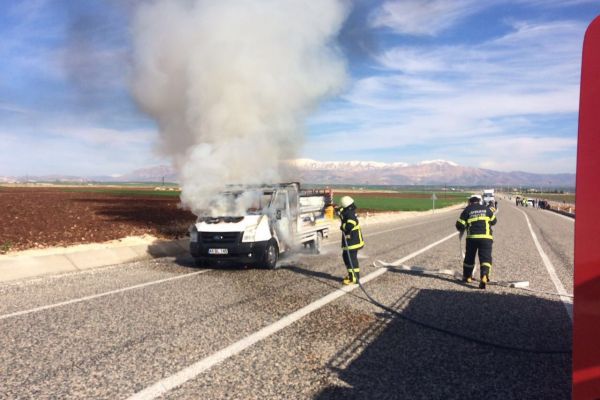 Seyir halindeki kamyonet yandı