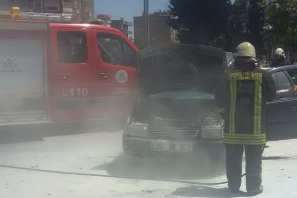 Seyir halindeki otomobil alev aldı