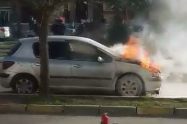 Seyir halindeki otomobil alev aldı