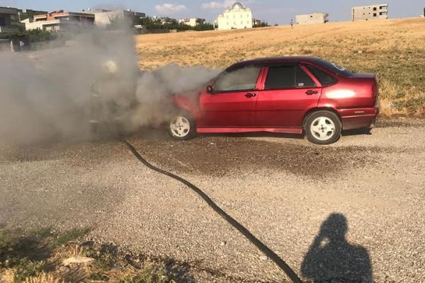 Seyir halindeki otomobil alev aldı