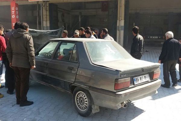 Seyir halindeki otomobil alev aldı