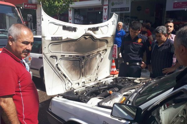 Seyir halindeki otomobil alev aldı
