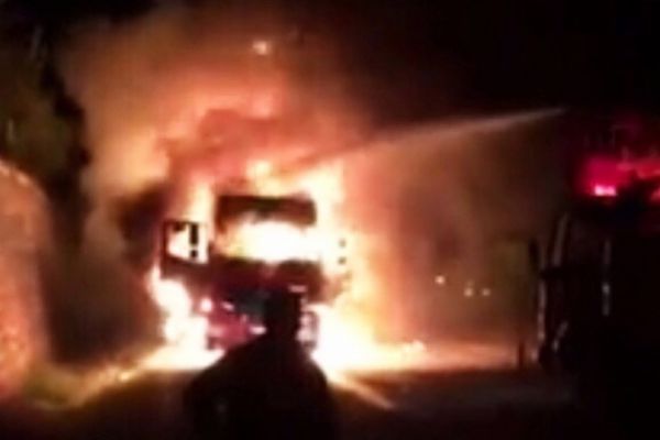 Seyir Halindeki Tır Alev Alev Yandı