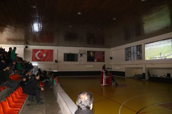 Seyircisiz oynanan maç için dev ekran kuruldu
