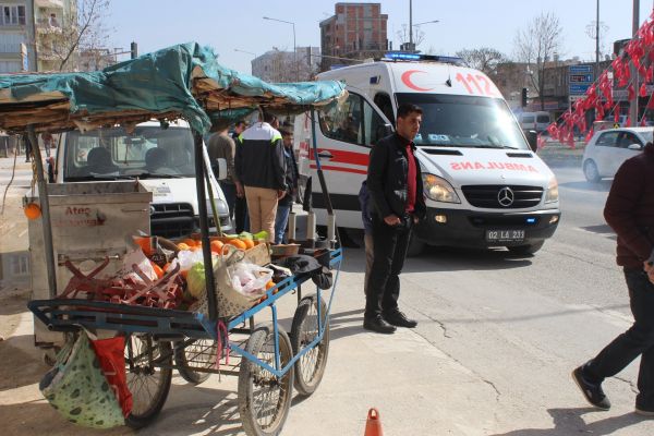 Seyyar satıcıya otomobil çarptı: 1 yaralı