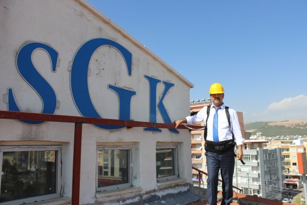 SGK Müdürü Tekin, iş güvenliği için çatıya çıktı