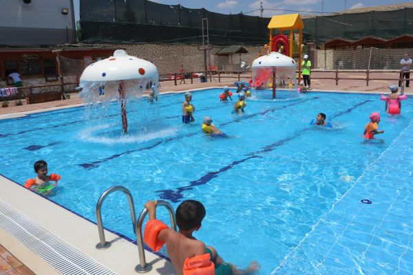 Sıcaktan bunalan gençler havuzlarda serinliyor