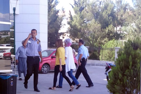 ŞİDDET GÖRDÜĞÜNÜ İDDİA EDEN KADIN POLİS MERKEZİNE GÖTÜRÜLDÜ