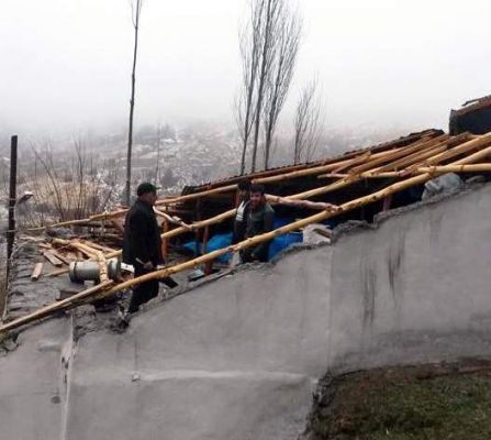 Şiddetli Rüzgar Evin Çatısını Uçurdu