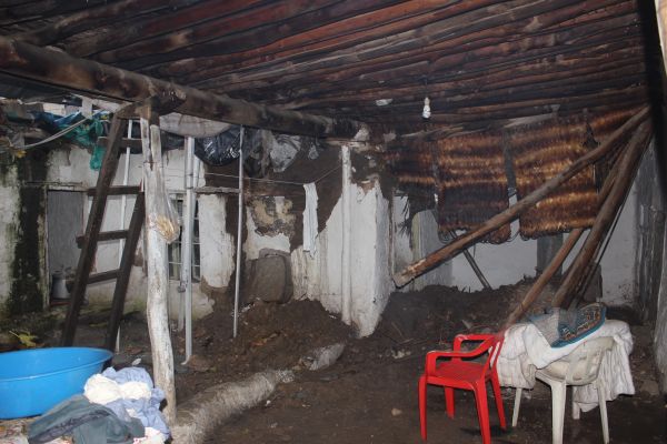 Şiddetli yağış evi yıktı