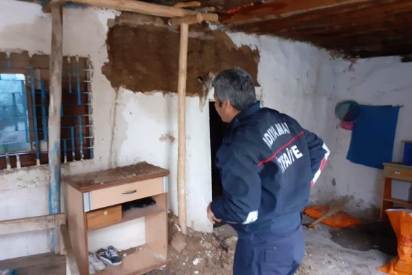 Şiddetli yağışta evin duvarı çöktü
