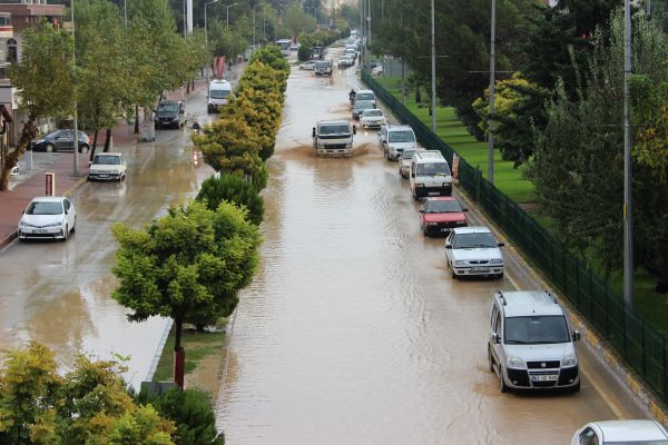 Şiddetli yağmur etkisini sürdürüyor
