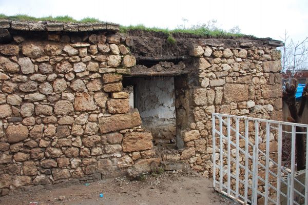 ŞİDDETLİ YAĞMUR EVİN DUVARLARINI YIKTI