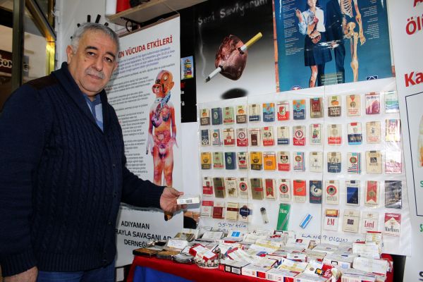 Sigara paketleri reklam panosu gibi kullanılmış