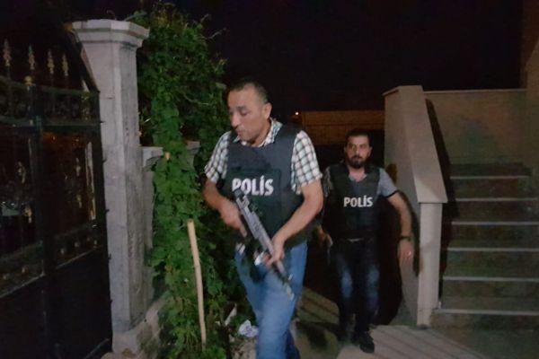 Silah sesleri polisi alarma geçirdi