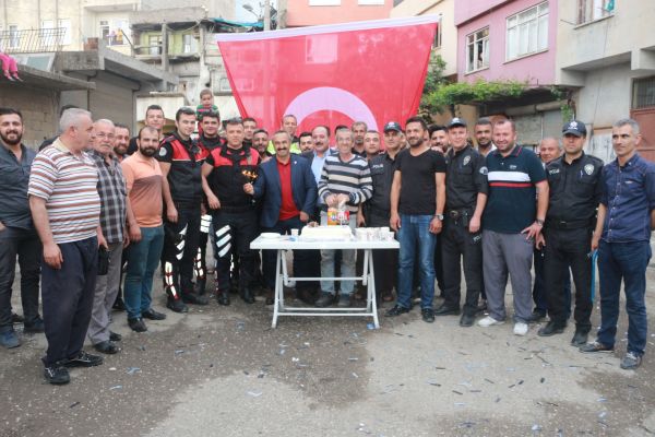 Silahlı kavga ihbarına giden polis ekiplerine pasta sürprizi