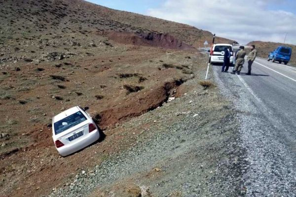 Sincik İlçesinde Otomobil Yoldan Çıktı