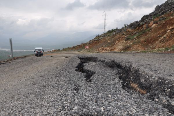 SİNCİK-KAHTA KARAYOLU YOLU ÇÖKTÜ
