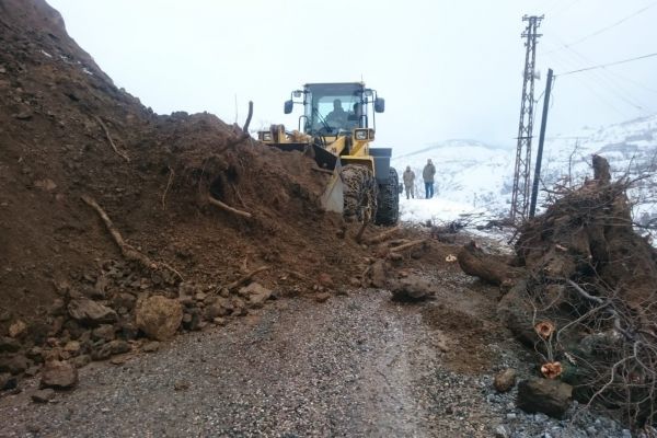Sincik-Malatya karayolunda heyelan