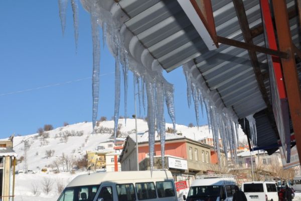 Sincik’te Dondurucu Soğuk Buz Sarkıkları Oluşturdu