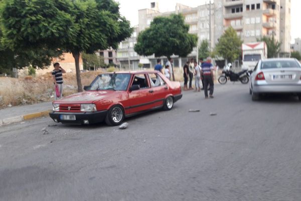 Sinir krizi geçiren genç otomobilini taşlayarak zarar verdi