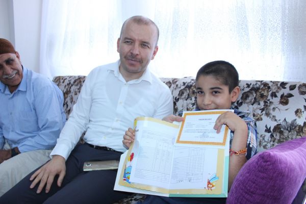 SMA hastası öğrenci karnesini evinde aldı