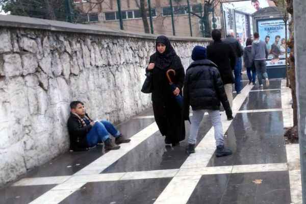 Soğuk Havada Para Kazanmaya Çalışıyorlar