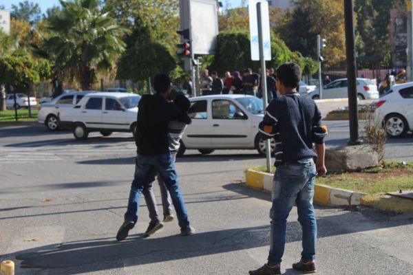 Sokak ortasında tekme tokat kavga