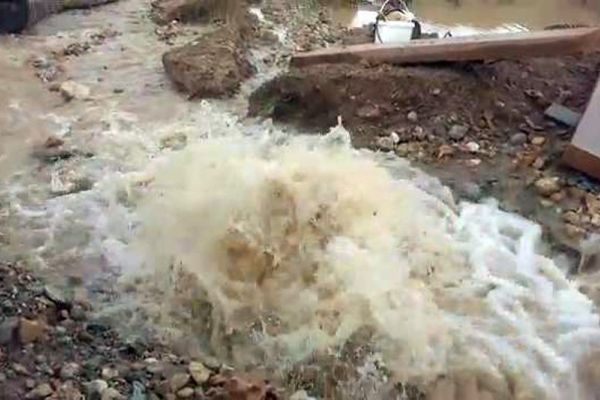  Sondaj kuyusu açma çalışmasında içme suyu hattı patladı