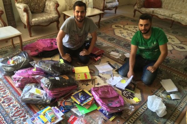 Sosyal medyada bir araya gelen gruptan yardıma muhtaç öğrencilere yardım