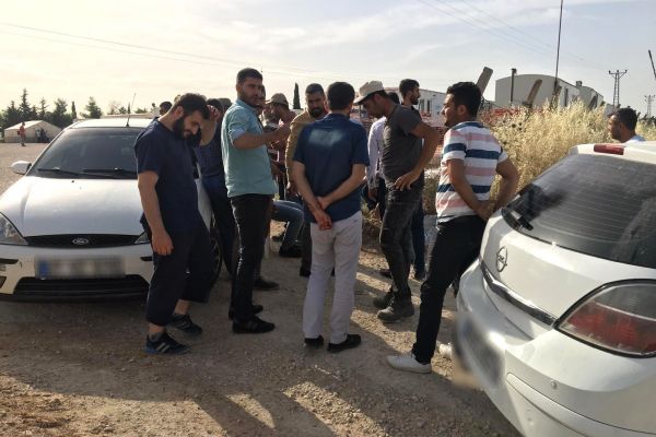 Sözleşmeleri sona eren işçiler yolu kapattı