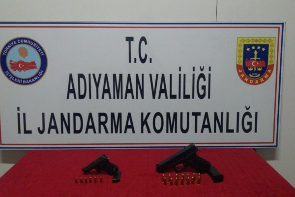 Şüphe üzerine aranan şahsın üzerinden 2 adet tabanca bulundu