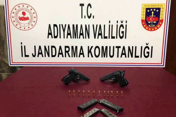 Şüpheli araçlarda tabancalar ele geçirildi