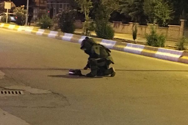 Şüpheli kol çantasından makyaj malzemeleri çıktı