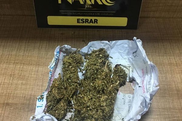 Şüpheli otomobilden uyuşturucu çıktı