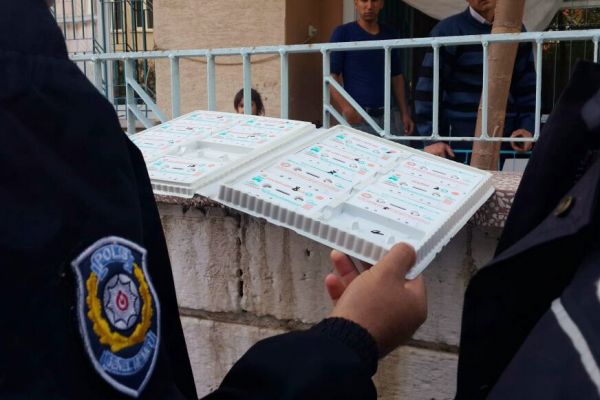 Şüpheli paketten kaset çıktı