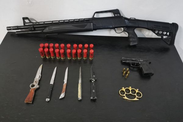 Şüpheli şahıslardan silahlar ve bıçaklar ele geçirildi