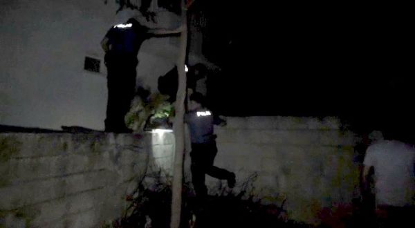 Şüpheliyi kovalayan polisler akrobatlara taş çıkarttı