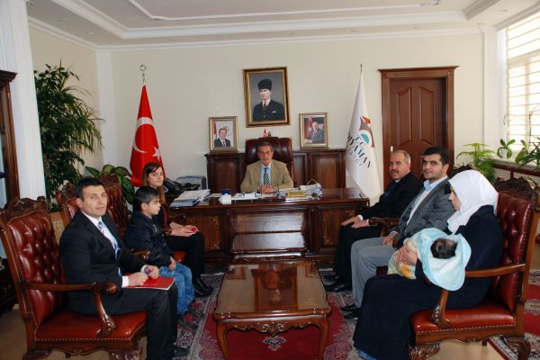 Suriyeli aile Vali Kalkancı’yla bir araya geldi 